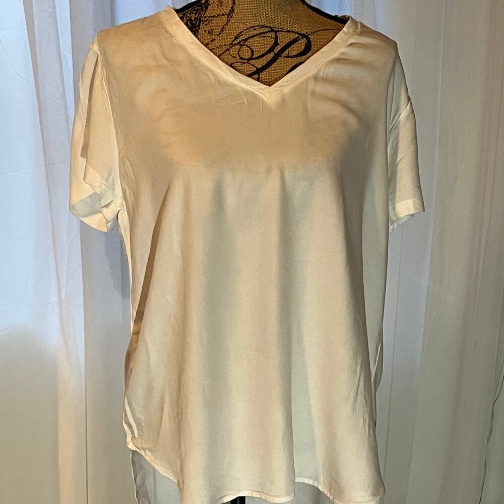 Bella Dahl white cotton woven shirt, t-shirt style with V-neck, NWT, Size L